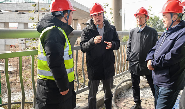 張強(qiáng)在調(diào)研重點(diǎn)交通項(xiàng)目時(shí)強(qiáng)調(diào)：緊盯目標(biāo)任務(wù) 全力攻堅(jiān)沖刺 加速完善城市道路路網(wǎng)體系