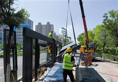 圖為公交站亭安裝現場。戎禹仁攝