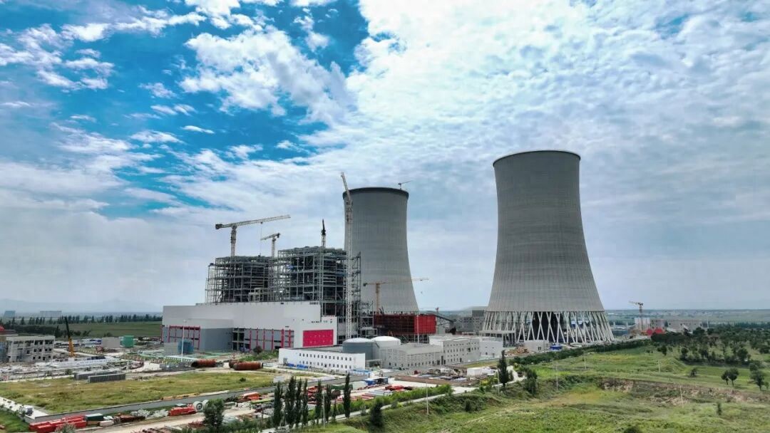 國(guó)電電力湖東電廠間冷塔實(shí)現(xiàn)雙塔封頂