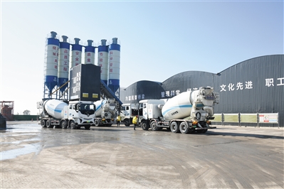 圖為大同繞城高速項目智能化混凝土攪拌站。戎禹仁攝